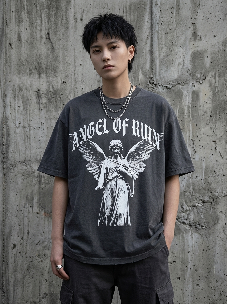 Oversize-T-Shirt „Angel of Ruin“ – Am Model getragen