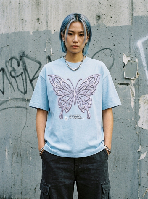 Oversize-T-Shirt „Cyber Butterfly“ – Am Model getragen