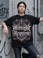 Oversize-T-Shirt „Midnight Requiem“ – Am Model getragen