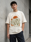 Oversize-T-Shirt „Solar Bloom“ – Am Model getragen